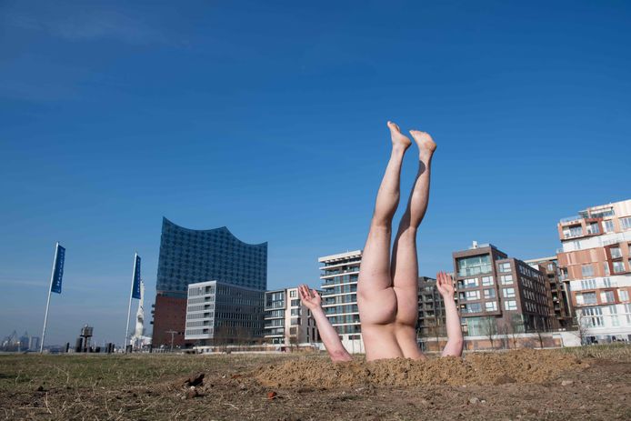 De Russische kunstenaar Andrey Kuzkin geeft een voorstelling in een park in Hamburg. Zijn performance is onderdeel van de serie:  "The Phenomenon of Nature or 99 Landscapes with Trees". Foto Daniel Reinhardt