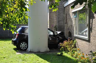 Onwel geworden automobilist ramt moskee in Heerenveen