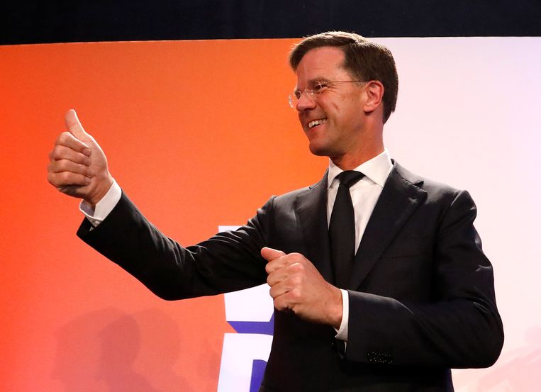 Mark Rutte met een duimpje naar zijn partijleden. Beeld REUTERS