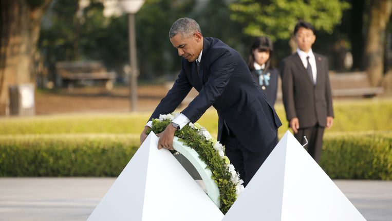 Obama legt een krans bij het herdenkingsmonument. Beeld ap