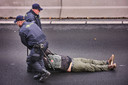 Politie voert demonstrant af. na blokkade van A12 door Extinction Rebellion.