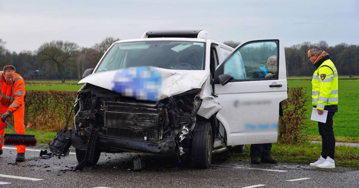 Vrouw gewond bij botsing tussen busje en auto op N260 in Alphen.