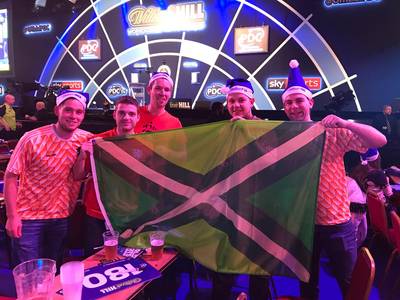 Vriendengroep steelt show bij WK darts in Londen met vlag van ‘Behindcorner’