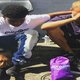 Hartverwarmend: jongen geeft z'n nieuwe sneakers aan dakloze