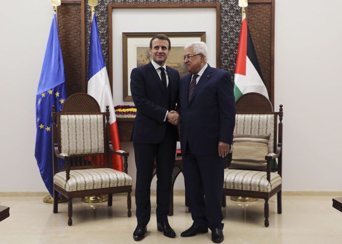 De Palestijnse president Mahmoud Abbas schudt de hand van de Franse president Emmanuel Macron.