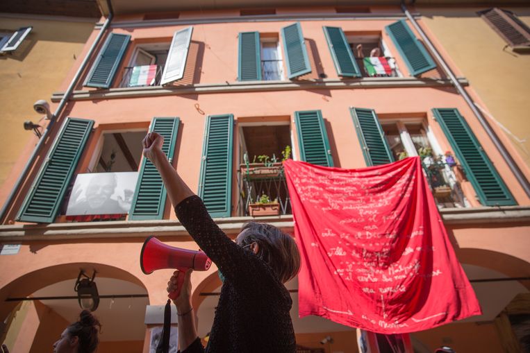 Een vrouw zingt het lied in de straten van Bologna op 25 april. Beeld Getty Images