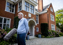 Informateur Johan Remkes staat de pers te woord op landgoed De Zwaluwenberg voorafgaand aan de voortgang van de formatiegesprekken. De onderhandelaars praten twee dagen op het landgoed over de vorming van een nieuwe regering.