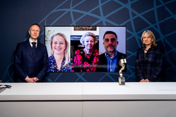 De prinsessen Mabel en Beatrix, prijswinnaar David Fernandez Rivas, geflankeerd door mensen van het organiserende Koninklijke Instituut van Ingenieurs (KIVI) én het beeld dat hoort bij de Prins Friso Ingenieursprijs.