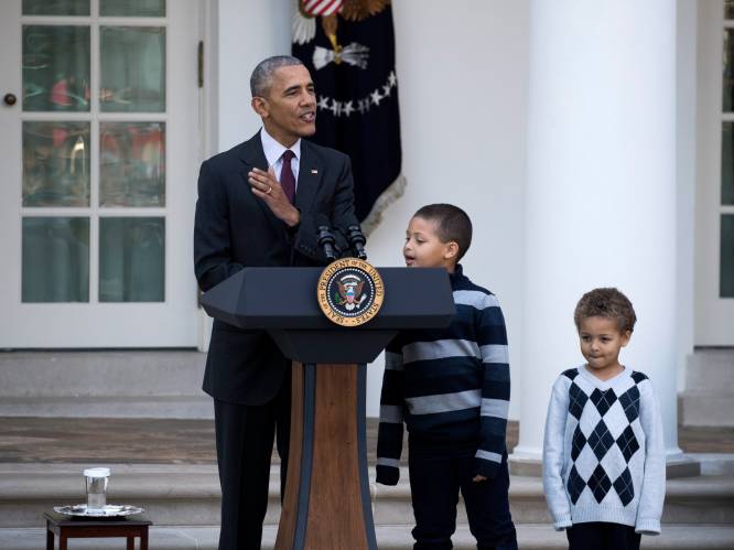 Obama's dochters laten vaderlijke grapjes bij laatste Thanksgivingceremonie aan zich voorbij gaan