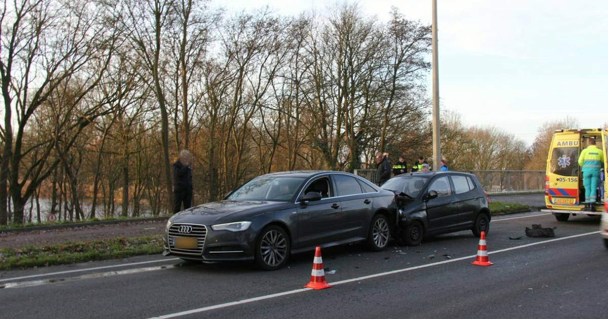 Verkeer in Almelo muurvast door kop-staartbotsing.