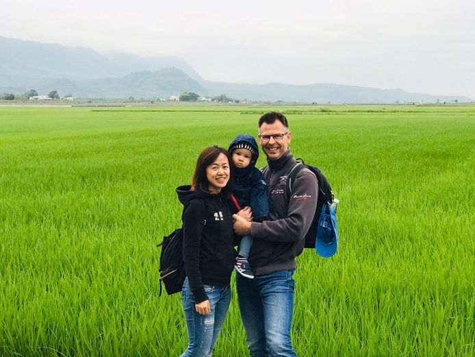 Tom Eertman met zijn gezin, op reis in oostelijk Taiwan.