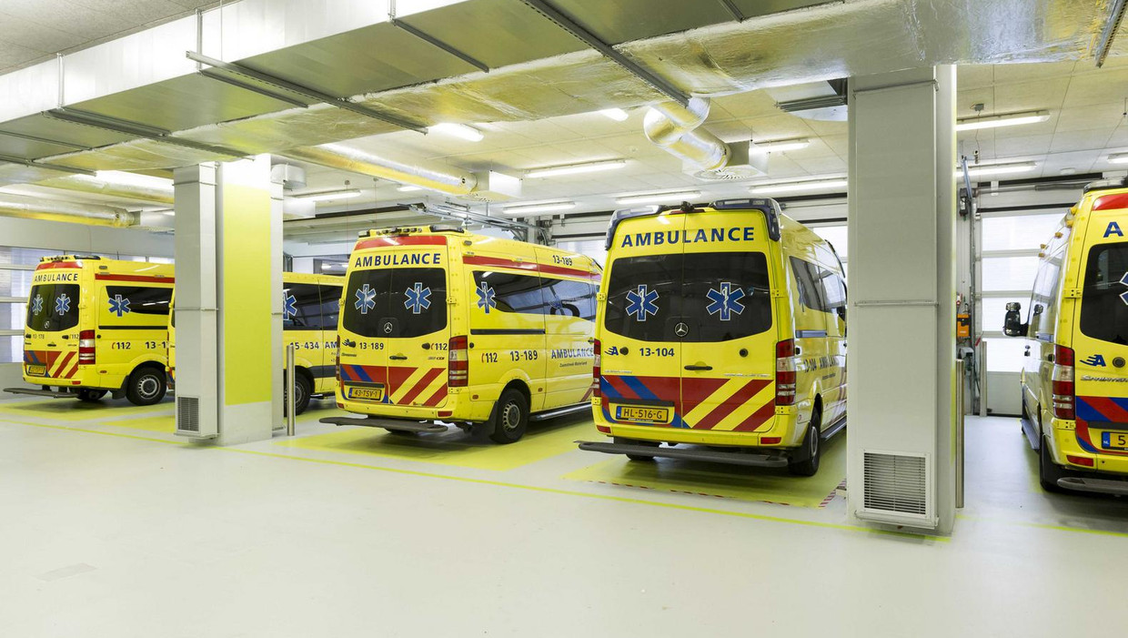 Ambulances op de Spoedeisende Hulp van het AMC. Beeld anp