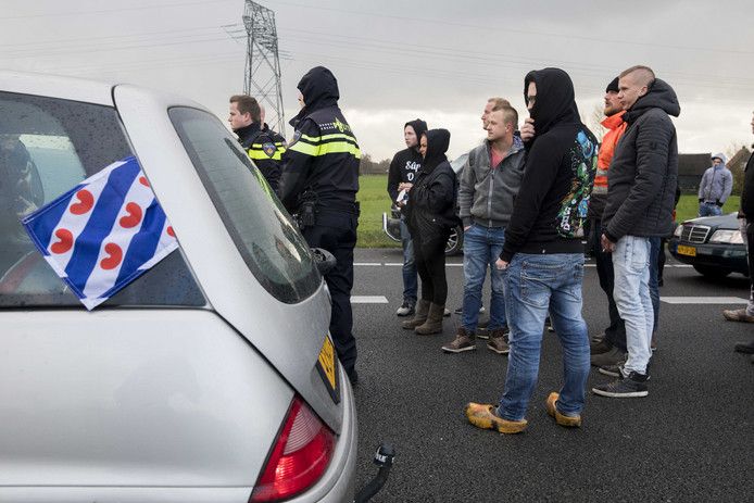 Pro-Piet-activisten wierpen afgelopen zaterdag op de A7 bij Joure een blokkade op voor de bussen van actiegroep Stop Blackface.