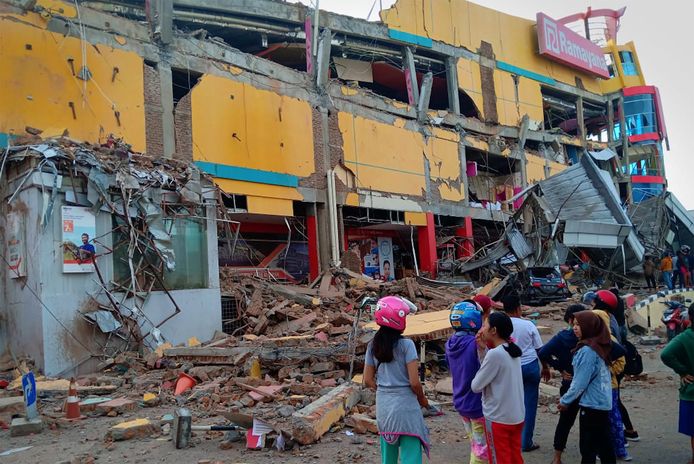 Een winkelcentrum in Palu werd zwaar getroffen.