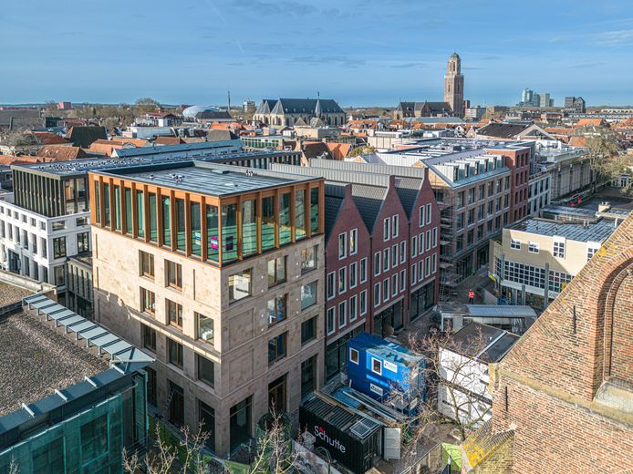 Op het hoekje van de opgeknapte Weeshuispassage in de binnenstad van Zwolle staat deze ruimte te huur. Een rooftopbar, is het idee, maar als de horeca niet toehapt, is een kantoor wellicht ook mogelijk.