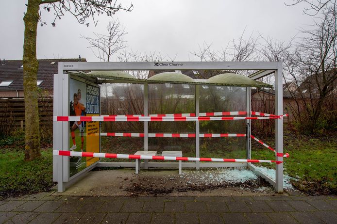 Tijdens de jaarwisseling van 2019/2020 werd onder andere een bushokje aan de Zuiderdreef in Wijchen vernield door vuurwerk.