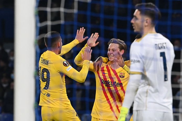 Frenkie De Jong viert zijn schitterende doelpunt tegen Napoli.