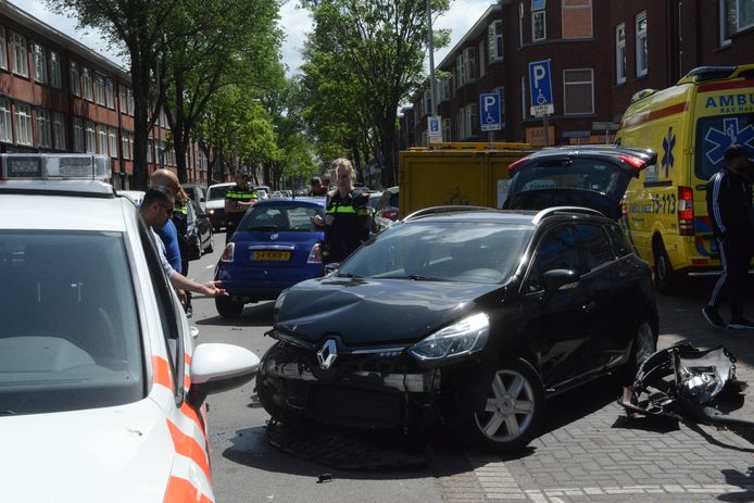 Bij het ongeval aan de Oudemansstraat in Den Haag waren drie auto's betrokken.
