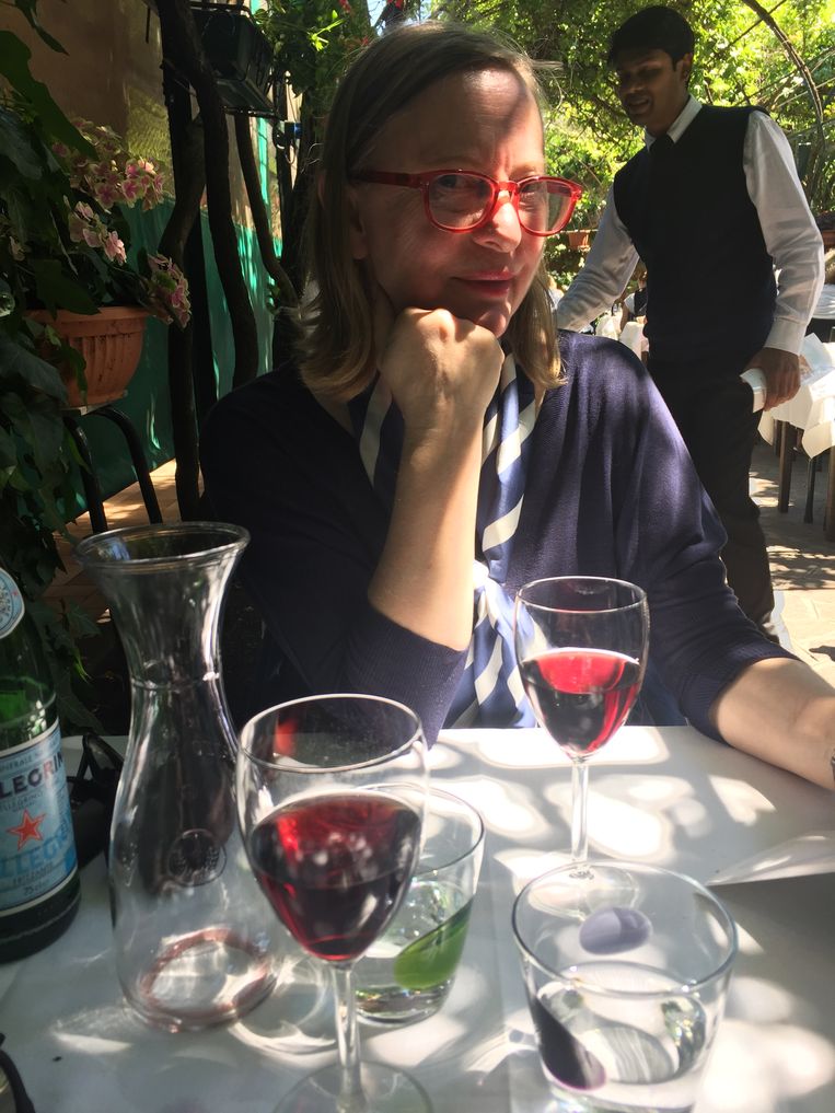In de tuin van de Antica Locanda Montin, waar de film ‘Anonimo Veneziano’ zich afspeelt. Aan het tafeltje waar de hoofdrolspelers ook zaten. Beeld Lene Kemps/RV