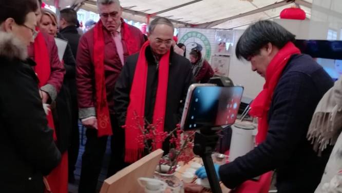 Zhou serveert thee aan Chinese ambassadeur: “Hij was onder de indruk van het aroma”