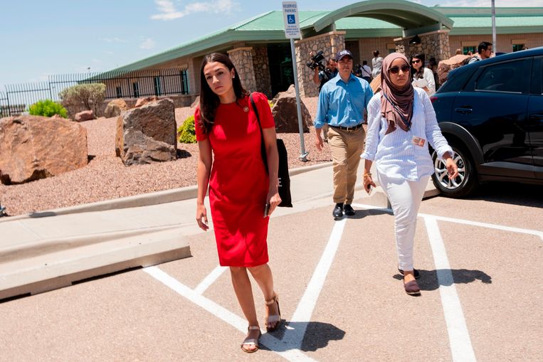 Alexandria Ocasio-Cortez, net nadat ze een bezoek bracht aan een detentiecentrum voor migranten in EL Paso, Texas. ‘Ik was hier getuige van absoluut onmenselijk gedrag.’ Beeld AFP