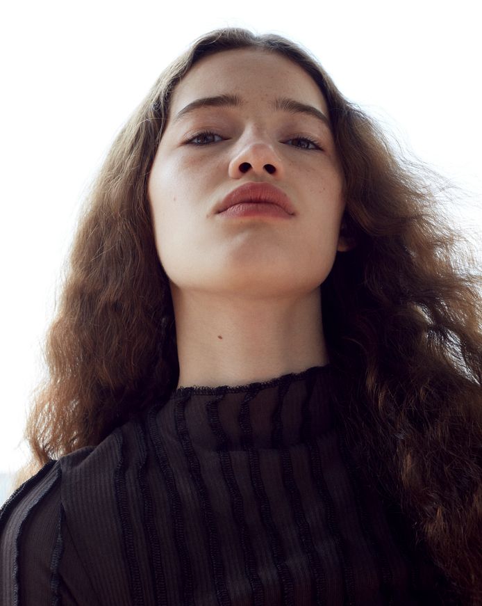 Nora van der Tuin (18) uit Oss liep tijdens Paris Fashion Week op de catwalk voor Louis Vuitton.