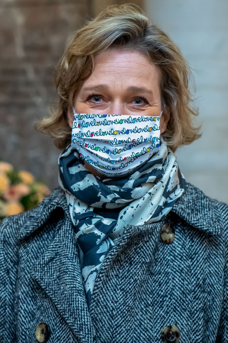 Delphine met mondkapje met eigen, inmiddels beroemde, print, 17 februari 2021. Beeld Getty Images