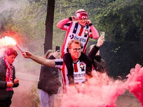 Supporters hebben ‘zin-in-in’ promotie Willem II; spelersbus uitgezwaaid 