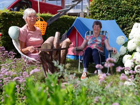 Bep (80) en Anna (71) genieten volop van hippie-camping in de tuin van hun verpleeghuis