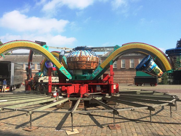 Op het Kasteelplein in zijn ze al druk bezig met het opbouwen.