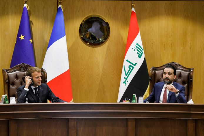 Spreker van de Raad van Afgevaardigden van Irak Muhammad al-Halbousi en de Franse president Emmanuel Macron tijdens een overleg in Bagdad.