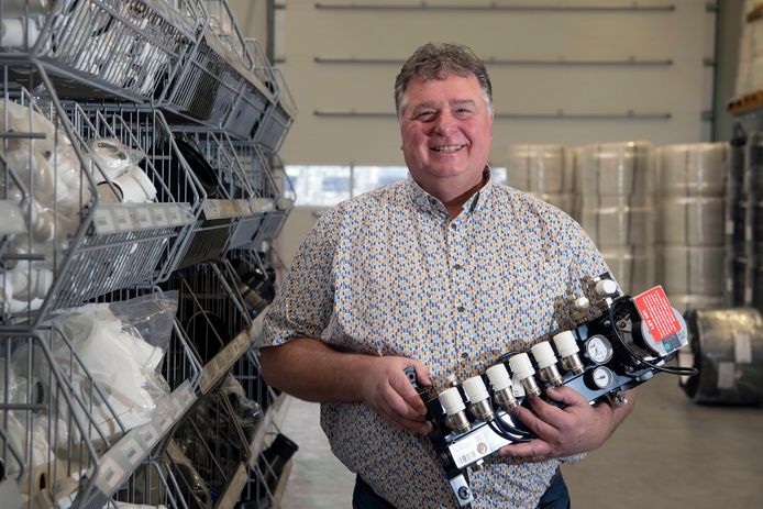 Ondernemer Dick Schulenburg van H&K Technische Groothandel tussen de spullen in het magazijn aan de Edisonstraat. Het bedrijf gaat nieuw bouwen aan de Baruch Spinozastraat.