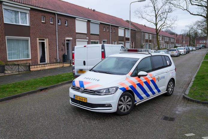 De politie doet onderzoek naar een mogelijke schietpartij in de Doctor Hoebenstraat in Oss. Volgens een politiewoordvoerder zijn er geen aanwijzingen dat daadwerkelijk is geschoten.