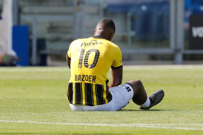 Riechedly Bazoer raakt geblesseerd.