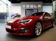 Tesla Model S vliegt in brand in garage