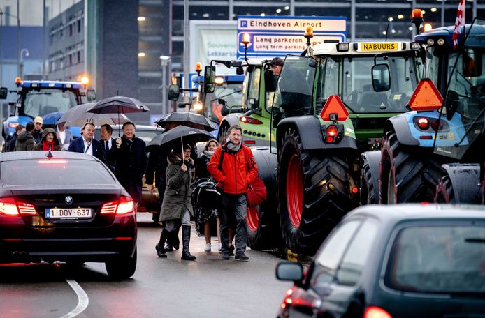 Boze boeren trokken vanmiddag in Nederland met tractoren vanuit Den Bosch richting Eindhoven met als doel de luchthaven plat te leggen.