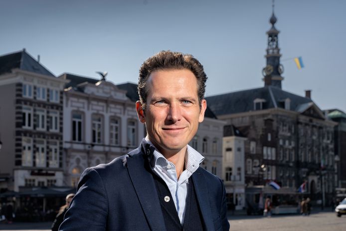 Lijsttrekker Pieter Paul Slikkervan de PvdA op de Bossche Markt.