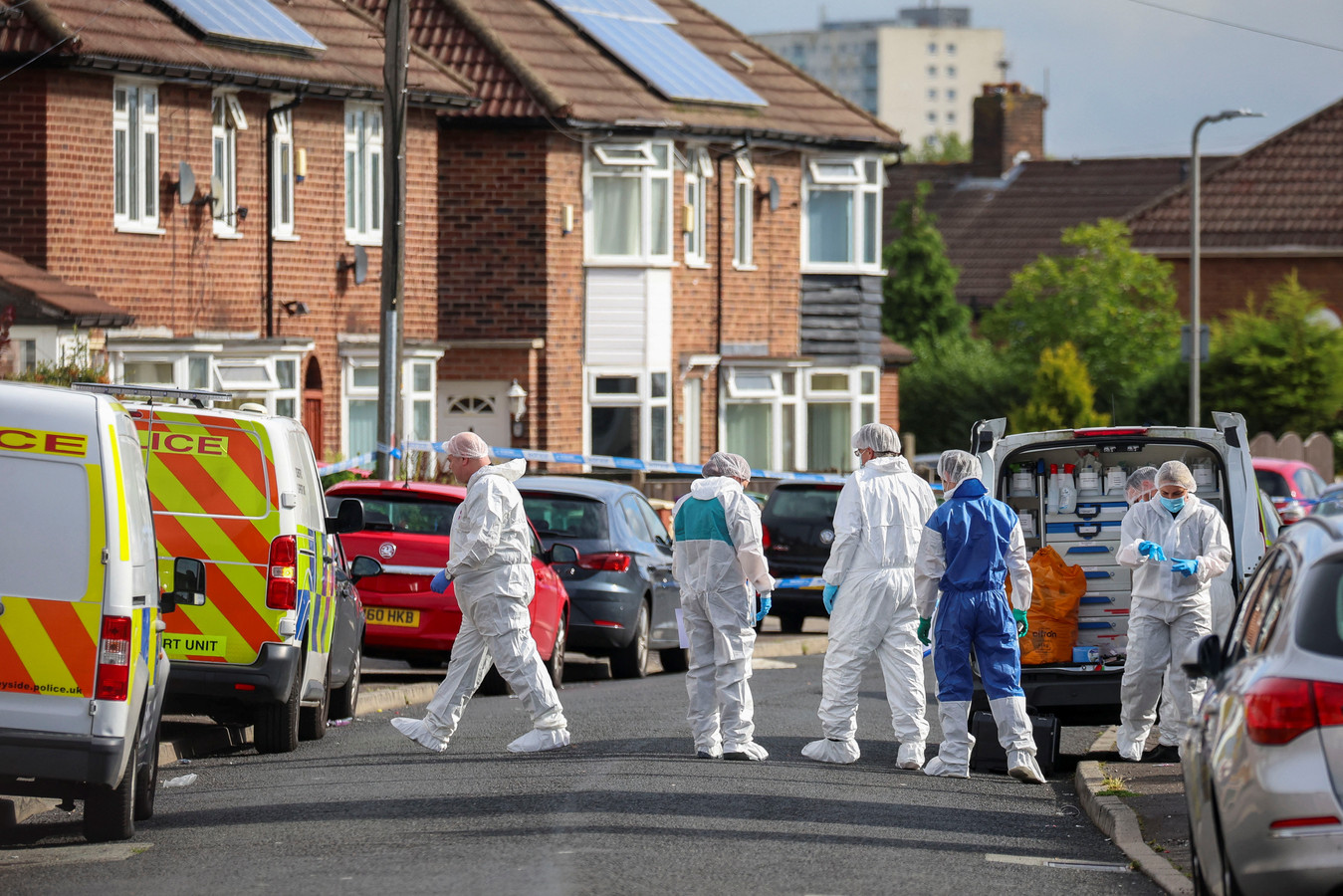 Forensisch onderzoekers bij het huis in Liverpool waar het 9-jarige meisje in haar borst werd geschoten.