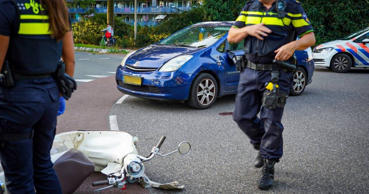 Auto schept scooter op rotonde in Zutphen, slachtoffer naar ziekenhuis