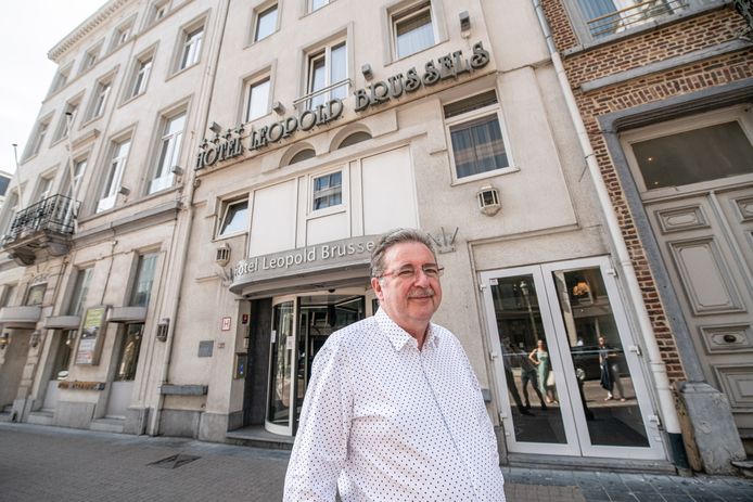 Minister-President van het Brussels Hoofdstedelijk Gewest Rudi Vervoort voor het hotel Leopold in Brussel waar sinds juli 100 Oekraïense gezinnen verblijven.