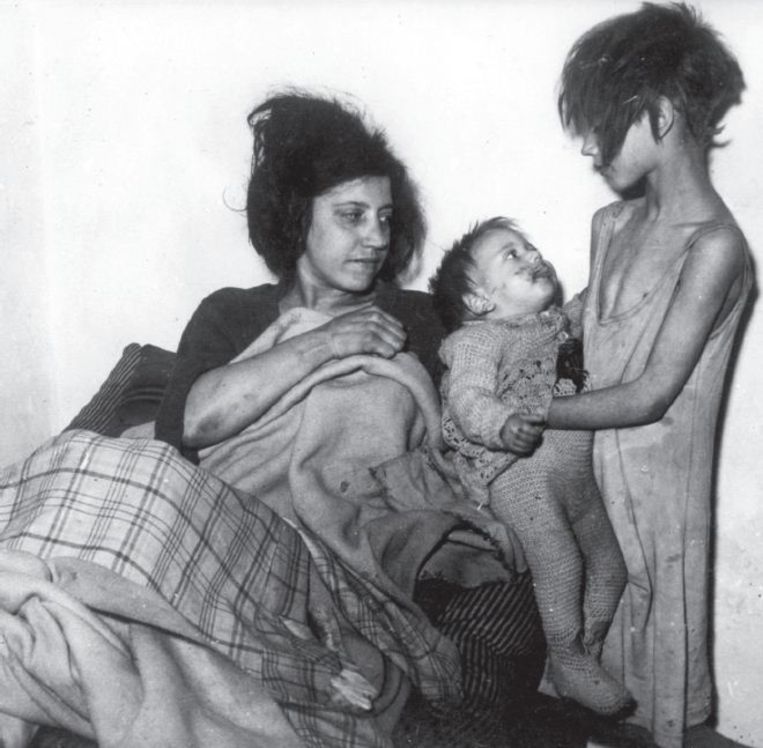 Moeder met kinderen tijdens de winter van 1944-45. Beeld Spaarnestad, HH