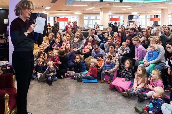 Kinderen hangen aan lippen Beatrice de Graaf tijdens