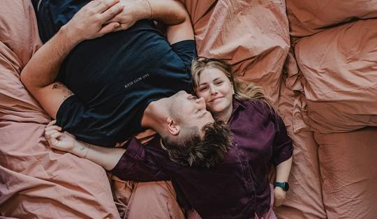 Tussen de lakens met Amelie Albrecht en Matteo Beyney: ‘Ik zag de tijd wegtikken en dacht: godverdomme, waarom antwoordt ze nu niet?’