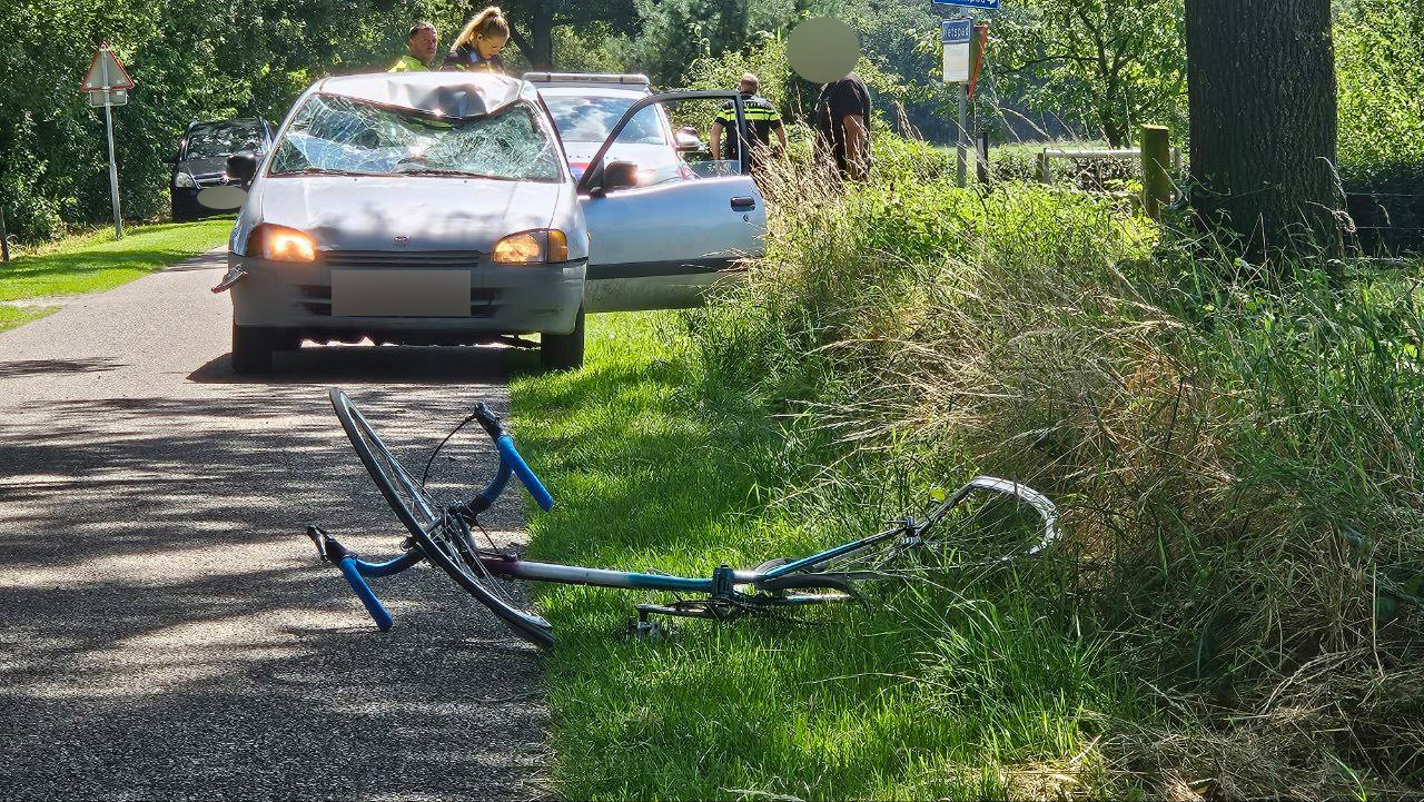 Harde klap tussen wielrenner en auto in Lievelde: fietser zwaargewond ...