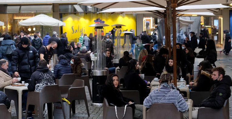 Mensen genieten van een terrasje in Turijn. Beeld EPA