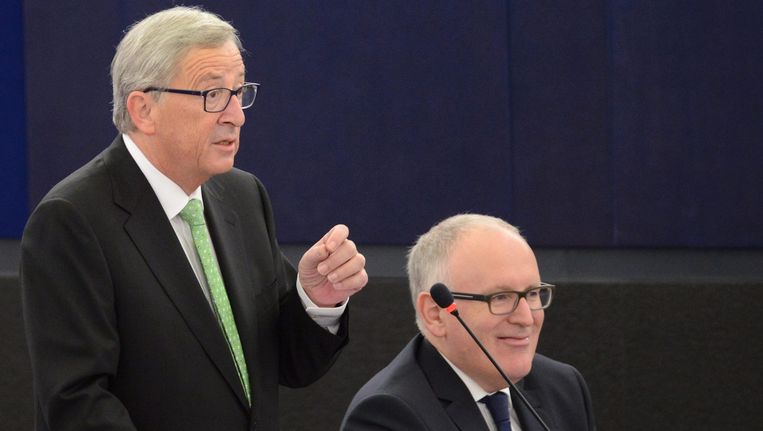 Juncker (L) en Frans Timmermans in het Europees parlement. Europese Commissie onder leiding van Jean-Claude Juncker kan op 1 november voor 5 jaar aan de slag. Beeld EPA
