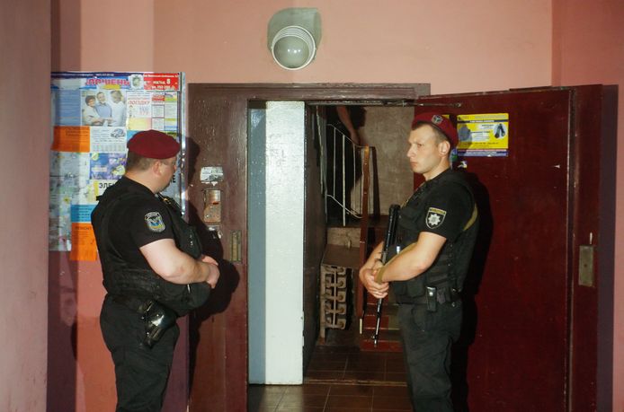 Agenten voor de ingang van Babchenko's woning.