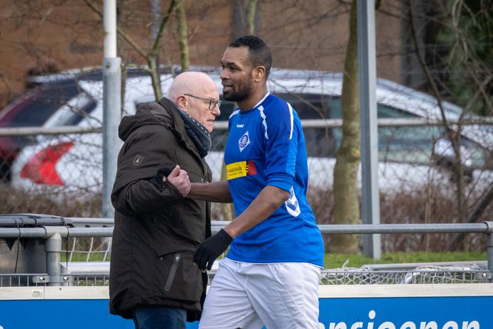 Routinier Civard Sprockel wordt gewisseld bij RKHVV en krijgt een bedankje van trainer Frans Koenen.