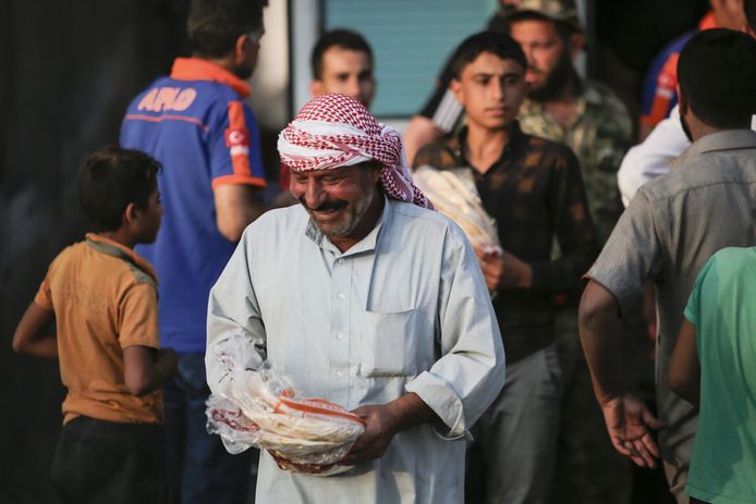 Syriërs in Ayn al-Arus komen brood halen.
