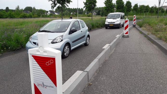 Sinds de afslag vanaf de Markiezaatsweg naar de Zuiderdreef in Bergen op Zoom is afgezet met betonranden, ligt de snelheid lager. Positief voor de verkeersveiligheid, stelt wethouder Annette Stinenbosch.
